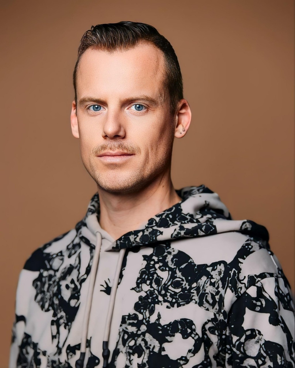 man, model, face, charming, look, good looking, beauty, pose, fashion, person, young, posing, portrait, handsome, gorgeous, looking, beautiful, people, adult, beard, headshot, profile pic, homosexual, hombre gay